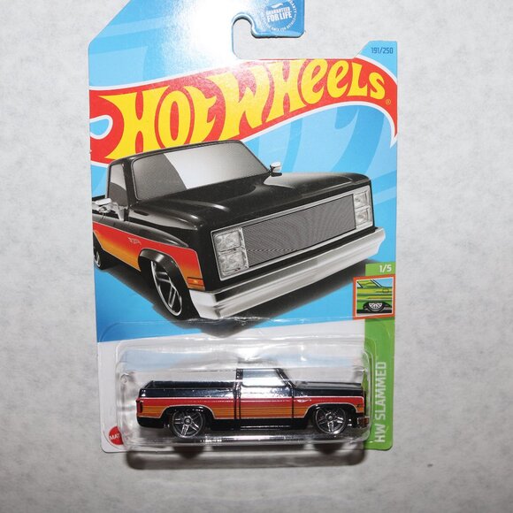 Hot Wheels lot of 12 Trucks variety of series all NIP - Picture 14 of 14